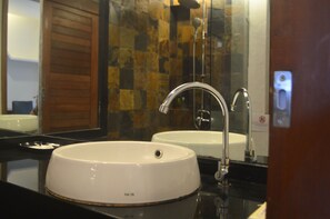 Double or Twin Room with Pool Access | Bathroom | Free toiletries, hair dryer - Z&Z Resort (Rawai)