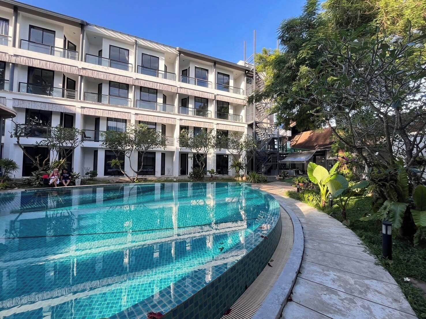 Una piscina al aire libre