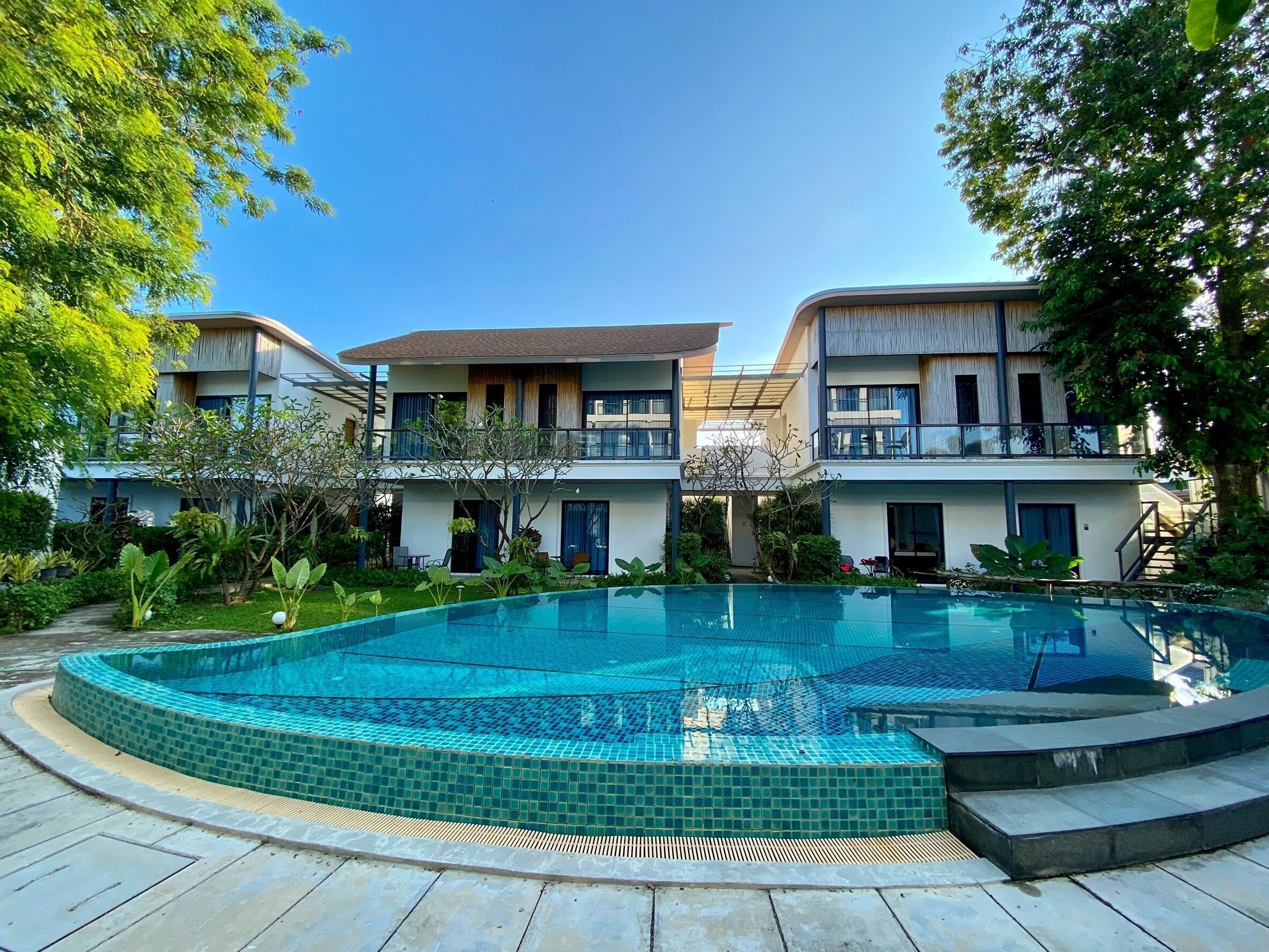 Una piscina al aire libre