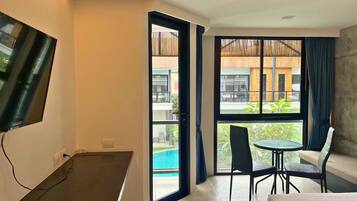 Superior Double or Twin Room Pool View | Hiên