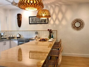 Fridge, microwave, oven, stovetop - Wayfarer Apartment in Port Douglas (Port Douglas)