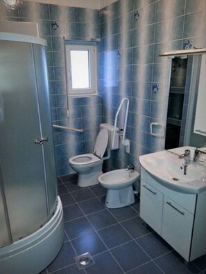Shower, hair dryer, towels