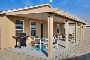 Outdoor dining - Bullhead City Home w/ Mtn View, By Colorado River (Bullhead City)