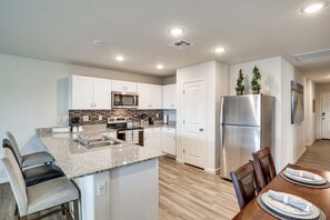 Fridge, microwave, stovetop, dishwasher - Bullhead City Home w/ Mtn View, By Colorado River (Bullhead City)