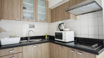 Fridge, microwave, stovetop, dishwasher