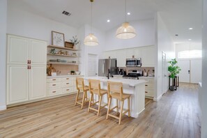 Refrigerador, microondas, parrilla de estufa y lavavajillas 