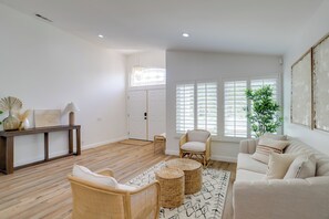 Televisión, chimenea y libros 