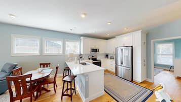 Een koelkast, een microgolfoven, een oven, een kookplaat