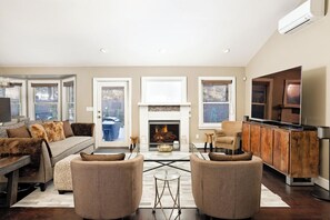 Platt-tv, eldstad, en stereo och kontor