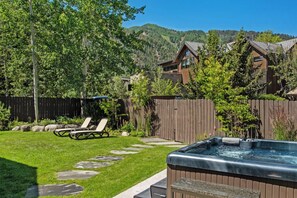 Outdoor spa tub - 107 Park Avenue | Private Home in Aspen with Hot Tub, Pool Table, Yard, Designer Furnishings (Aspen)