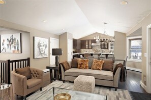 Platt-tv, eldstad, en stereo och kontor