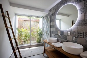 Douche, sèche-cheveux, serviettes fournies