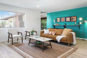 Télévision, cheminée, espaces bureaux