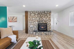 Tv, eldstad och kontor