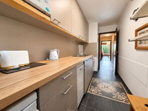 Wasserkocher mit Kaffee-/Teezubehör, Kühlschrank, Mikrowelle, Ofen