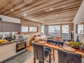 Fridge, oven, dishwasher, coffee/tea maker