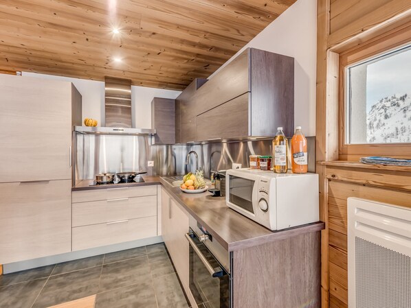 Kühlschrank, Ofen, Geschirrspüler, Wasserkocher mit Kaffee-/Teezubehör