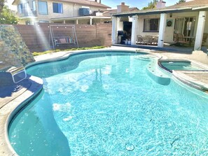 A heated pool - 4BDRM CORNERLOT W/POOL AND SPA (Las Vegas)