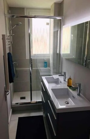 تجهيزات دش، مناشف، ورق حمّام