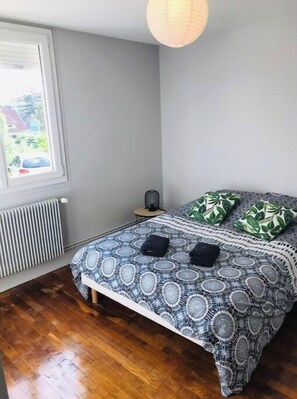 2 عدّة غرف نوم وسرير سفر وواي فاي وملاءات أسرّة