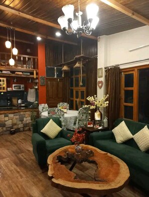Interior - The Mountain Spirit Cozy Cottage in Landour Mussoorie in the verdant Himalayas (Mussoorie)