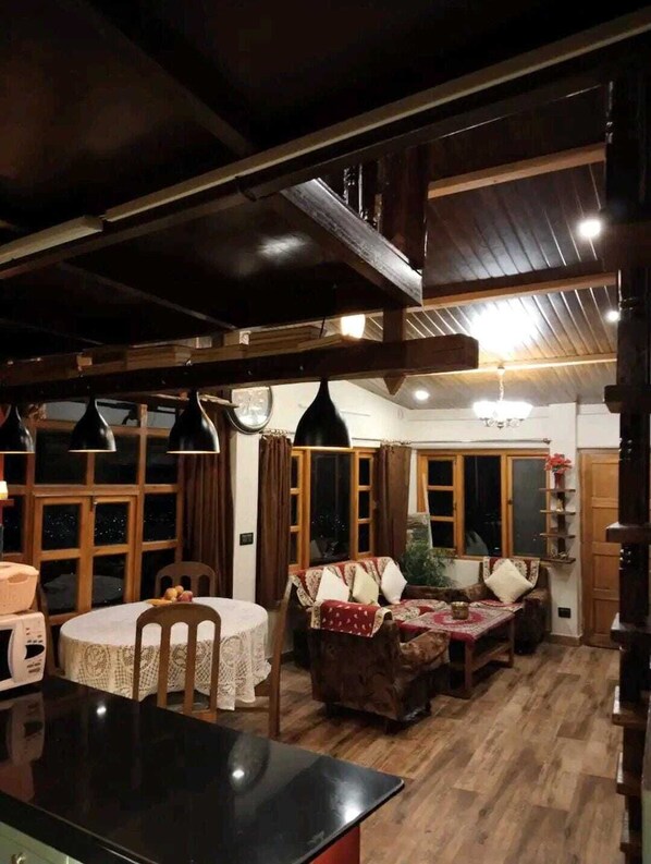 Dining - The Mountain Spirit Cozy Cottage in Landour Mussoorie in the verdant Himalayas (Mussoorie)