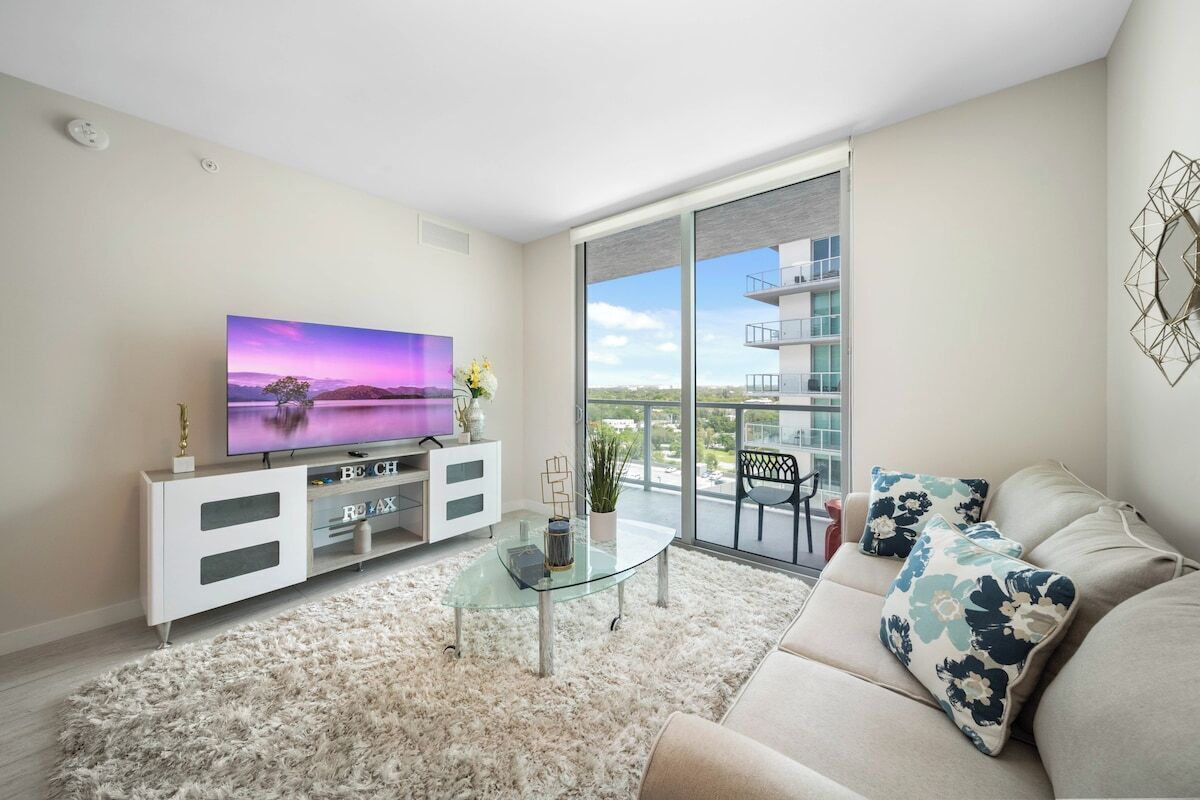 Lovely 1 bedroom condo with pool & parking 10th fl