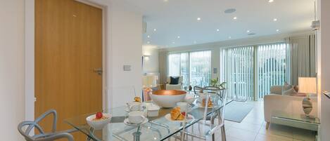 Lemari es, mesin pencuci piring, ketel listrik, dan pemanggang roti