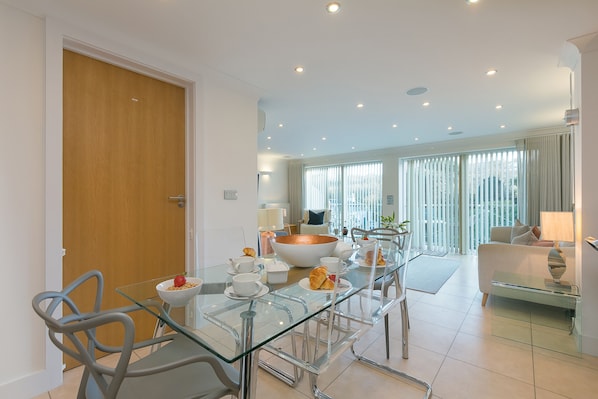 Frigorífico, lavavajillas, hervidor eléctrico y tostadora