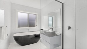 Douche, séchoir à cheveux, serviettes fournies