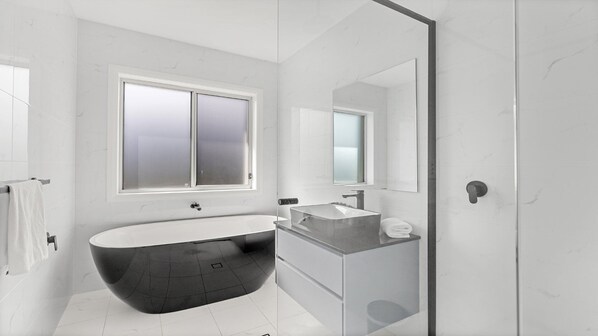 Dusche, Haartrockner, Handtücher