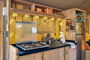 Réfrigérateur, four à micro-ondes, surface de cuisson, cafetiÚre-théiÚre