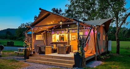 Conveniently near GSMNP|Heat|AC|WiFi located next to restaurant & shops