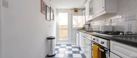 Refrigerador, microondas, horno, placa de cocina