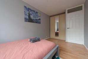 2 bedrooms, iron/ironing board, WiFi, bed sheets