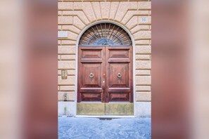 Exterior detail - GuestHost - Comfortable and elegant 90sqm apartment that can accommodate up to 4 people. Located on the second floor, with elevator (not suitable for disabled people), of a building few steps away from the Spanish Steps, the apartment is the best solutio (Rome)