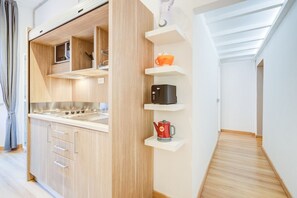 Fridge, microwave, oven, stovetop - GuestHost - Comfortable and elegant 90sqm apartment that can accommodate up to 4 people. Located on the second floor, with elevator (not suitable for disabled people), of a building few steps away from the Spanish Steps, the apartment is the best solutio (Rome)