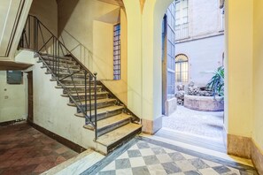 Interior - GuestHost - Comfortable and elegant 90sqm apartment that can accommodate up to 4 people. Located on the second floor, with elevator (not suitable for disabled people), of a building few steps away from the Spanish Steps, the apartment is the best solutio (Rome)