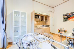 Dining - GuestHost - Comfortable and elegant 90sqm apartment that can accommodate up to 4 people. Located on the second floor, with elevator (not suitable for disabled people), of a building few steps away from the Spanish Steps, the apartment is the best solutio (Rome)