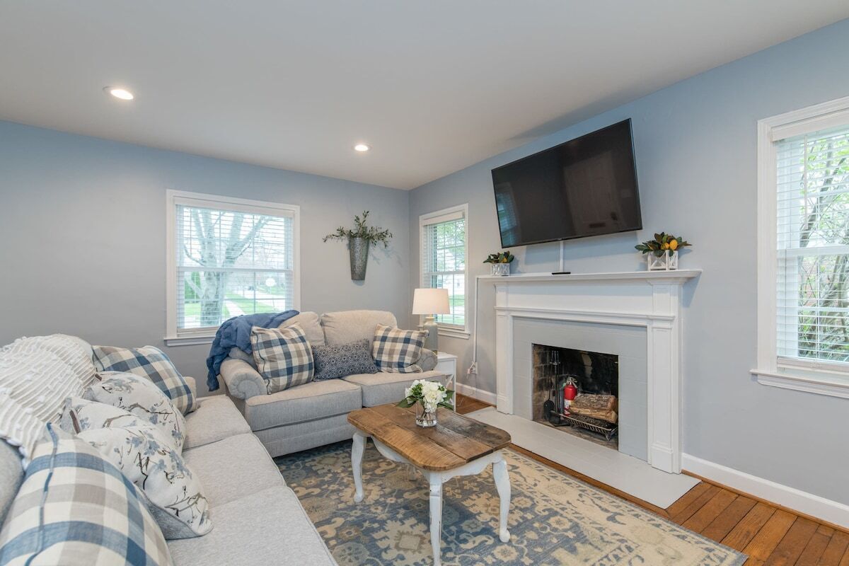 This serviced apartment is a 3 bedroom(s), 1.5 bathrooms, located in Lexington, KY.