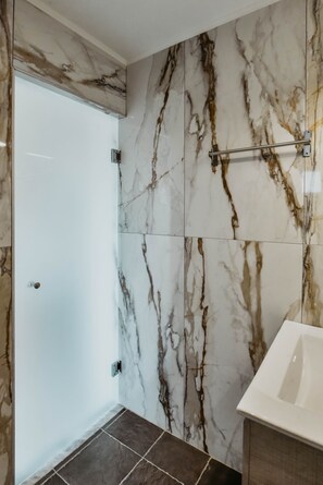 Bathroom - Alkyonides Rooms (Malevizi)