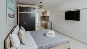 Premium bedding, desk, WiFi (free), bed sheets - Alkyonides Rooms (Malevizi)