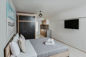 Premium bedding, desk, free WiFi, bed sheets - Alkyonides Rooms (Malevizi)