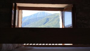 A window with a view of a mountain. - Encantaria SLU (Broto)