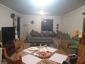 Living area - Nice and tidy 3 bedrooms apartment, free parking (Auckland)