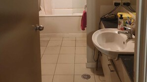 Ein Badezimmer mit Dusche, Waschbecken und Spiegel.