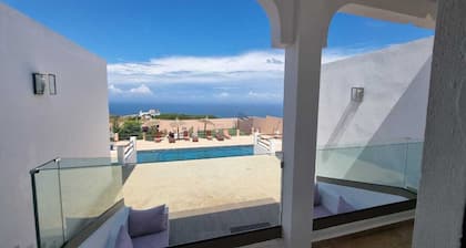 Vue sur Mer * Piscine et terrain de foot privé!