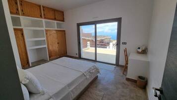 4 slaapkamers, een bureau, geluiddichte muren