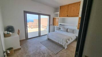 4 bedrooms, desk, soundproofing, iron/ironing board