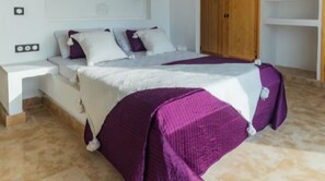 4 bedrooms, desk, soundproofing, iron/ironing board